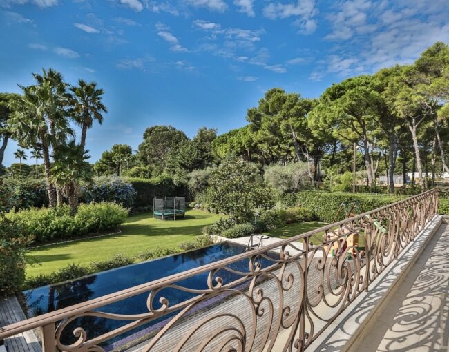 Elegant Villa Garden